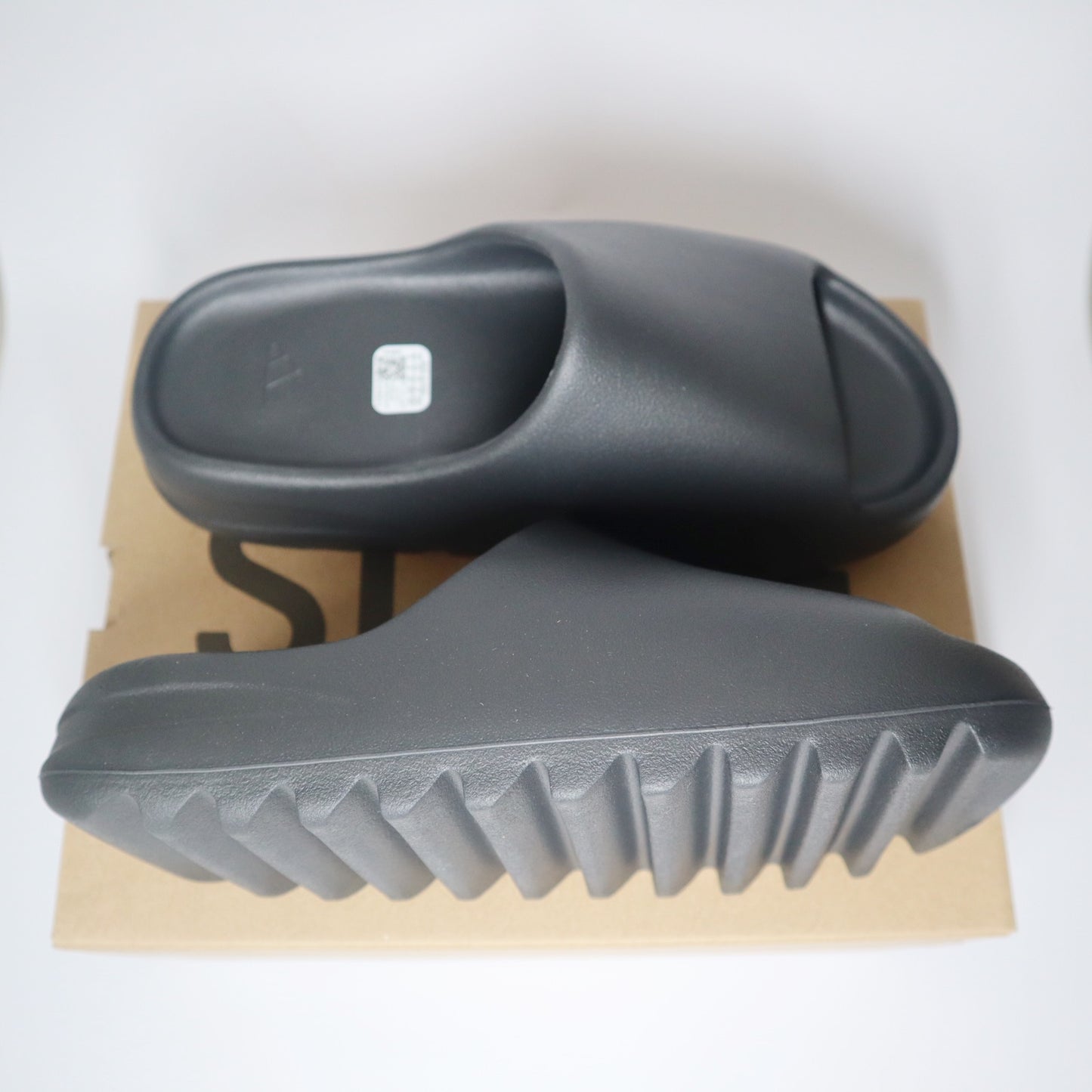 Adidas Yeezy Slides (Onyx/Grey)