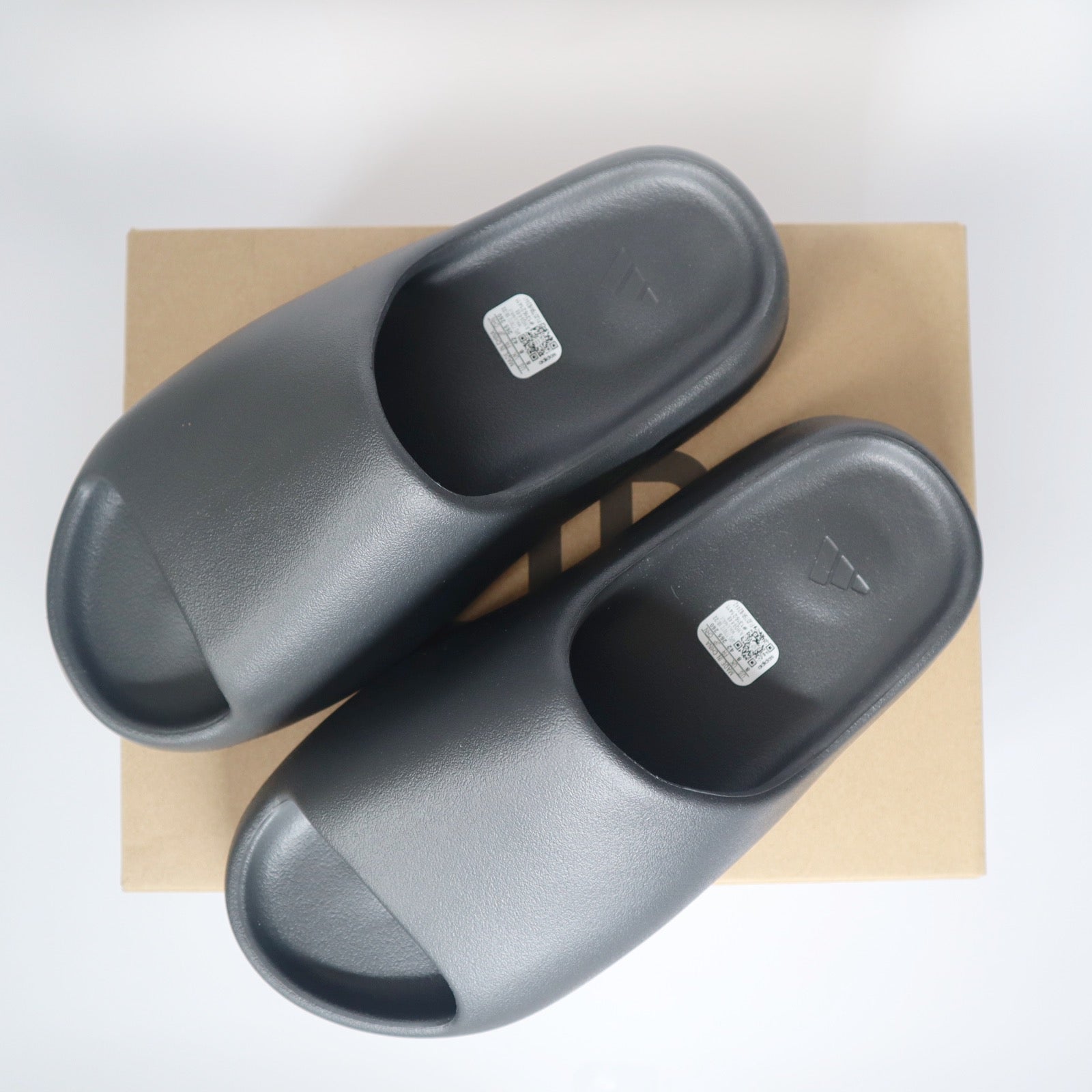 Adidas Yeezy Slides (Onyx/Grey)